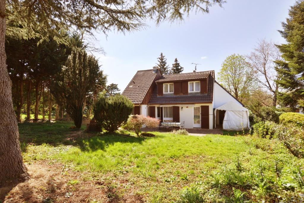 dom na środku podwórka w obiekcie Maison chaleureuse à Férolles-Attilly w mieście Férolles-Attilly
