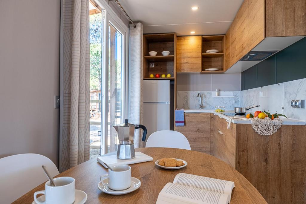 A kitchen or kitchenette at Camping Estival Torre de la Mora
