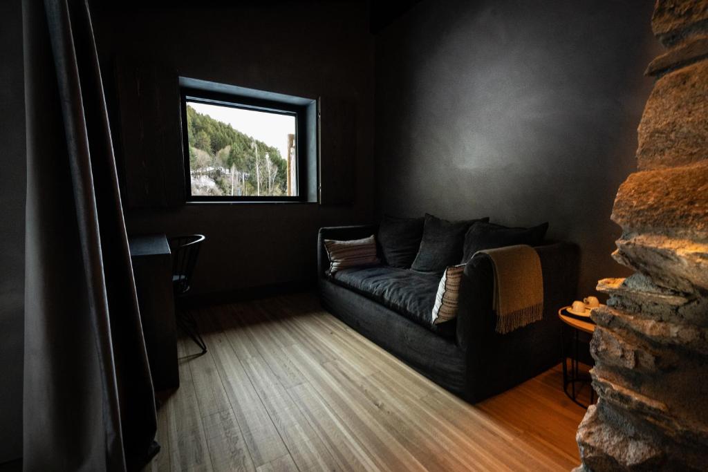 A seating area at Les Pardines 1819 Mountain suites & SPA