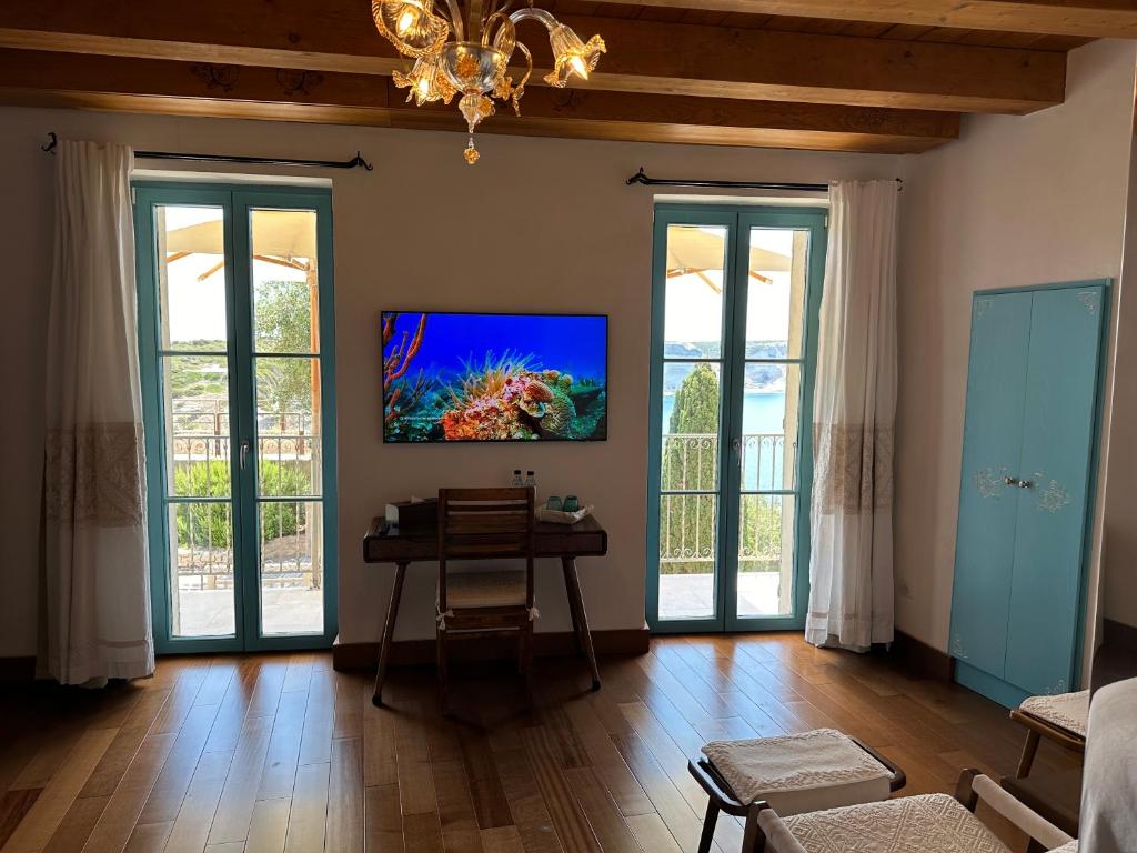 Entre Ciel et Mer في بونيفاسيو: غرفة معيشة مع طاولة مع حوض للأسماك على الحائط