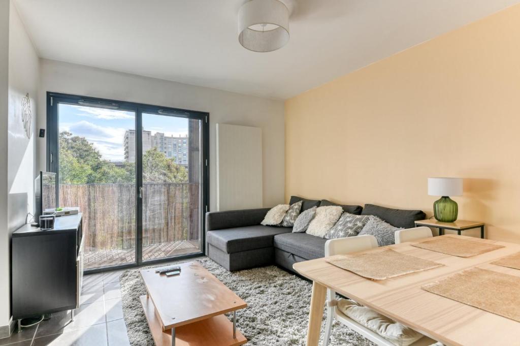 un salon avec un canapé et une table dans l'établissement GuestReady - A lovely stay in Voltaire Part-Dieu, à Lyon