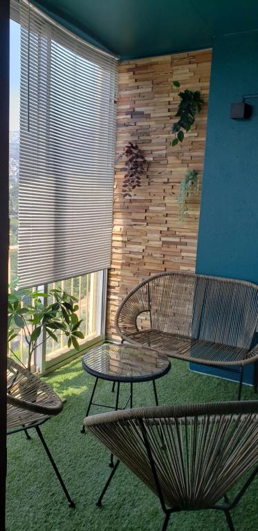 Cette chambre dispose de deux tables et d'un mur en briques. dans l'établissement Entre terre et mer, à Toulon