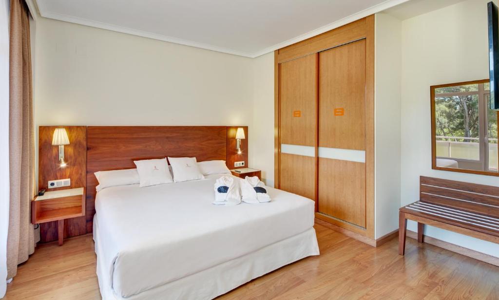 Postel nebo postele na pokoji v ubytování Sercotel Los Llanos