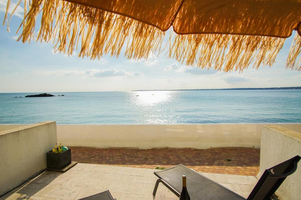 - une vue sur l'océan depuis un parasol dans l'établissement -SUNSET- Front de mer avec terrasse et parking, à Concarneau