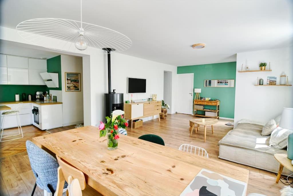 un salon avec une table en bois et un canapé dans l'établissement Villa landaise Esteka - Golf d'Hossegor, à Soorts-Hossegor