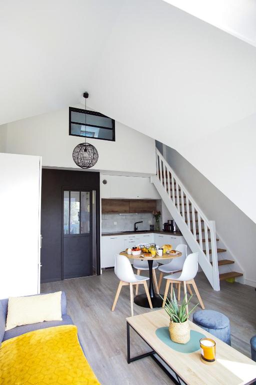 - un salon avec une table à manger et un escalier dans l'établissement -Octant-Magnifique T1bis a Port La Foret Fouesnant, à La Forêt-Fouesnant