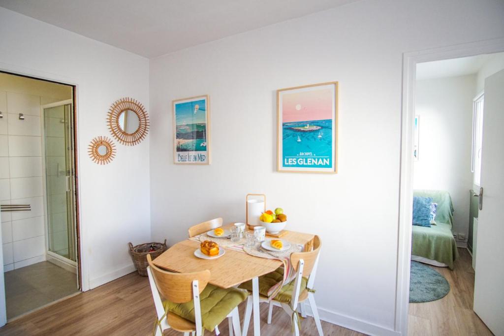 une salle à manger avec une table et des chaises dans l'établissement -ZOEY- Beau T1 bis avec parking, à Concarneau