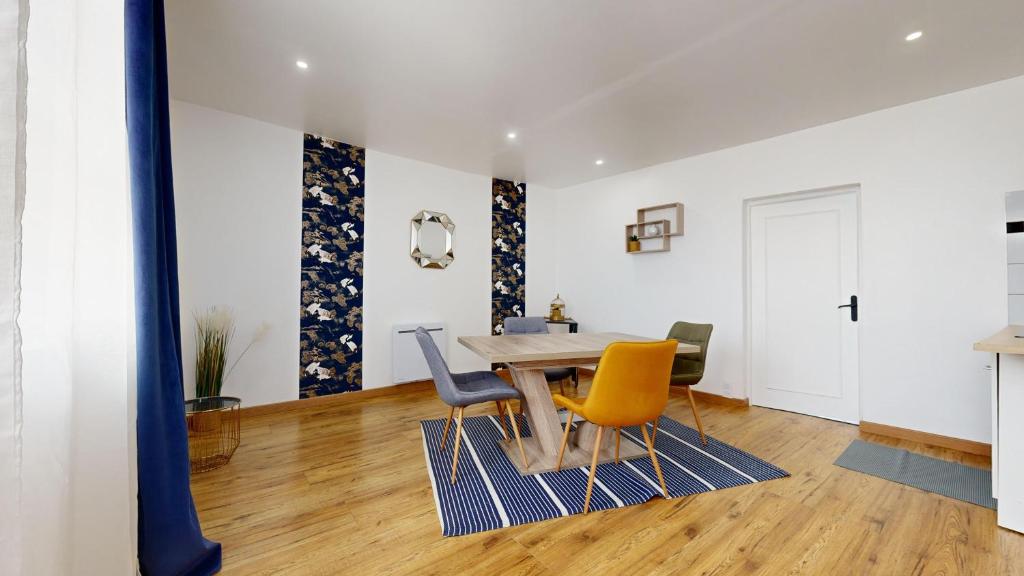 a dining room with a table and chairs at Cosy et Chic Centre Ville in Tulle