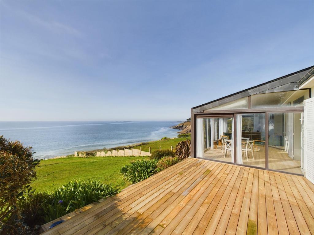 a house with a deck with a view of the ocean at -AZEL- Maison surplombant l ocean in Névez