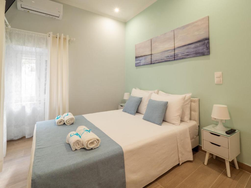 Postel nebo postele na pokoji v ubytování Sole Apartments - near Corfu Port