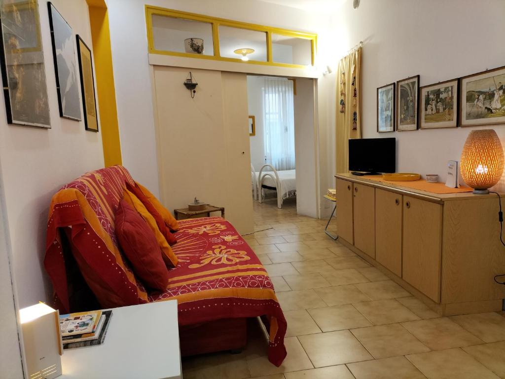Camera con letto, scrivania e TV. di Appartamento Basuetta alle Cinque Terre con AC a Monterosso al Mare