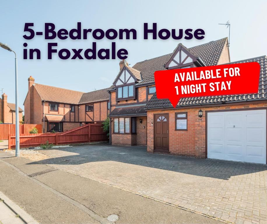 Foxdale's - 5 Bedroom House in Peterborough perfect for groups and families في بيتيربورو: منزل بغرفة نوم في فوسي مع علامة