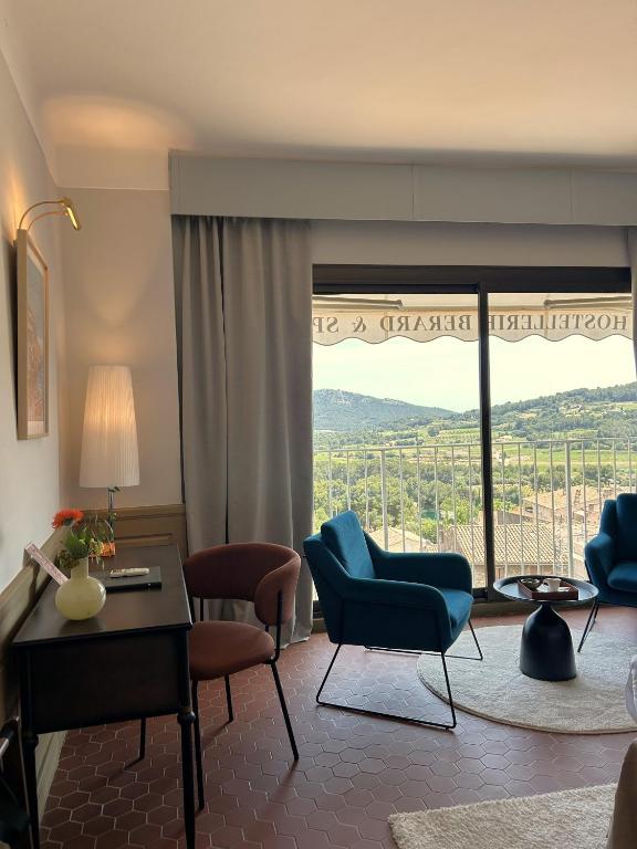 Nespecifikovaný výhled na hory nebo výhled na hory při pohledu z hotelu