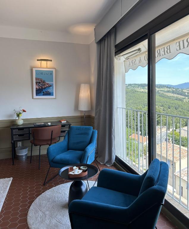 Nespecifikovaný výhled na hory nebo výhled na hory při pohledu z hotelu
