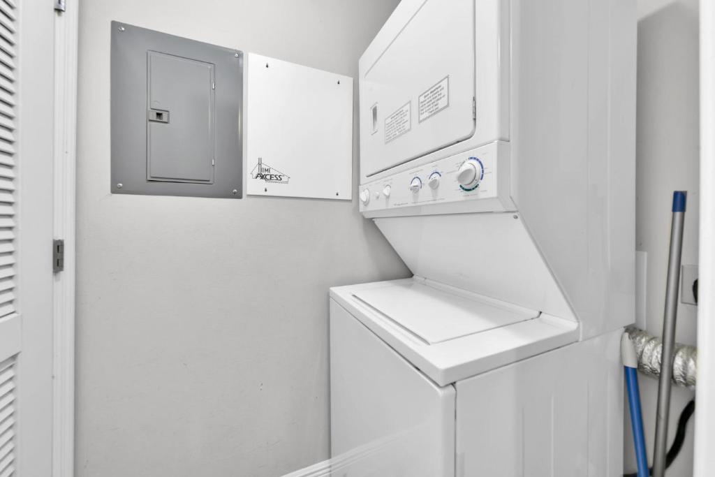 eine weiße Küche mit einem Kühlschrank und einer Spüle in der Unterkunft Ariel Dunes I Unit 1209 Gulf view in Destin