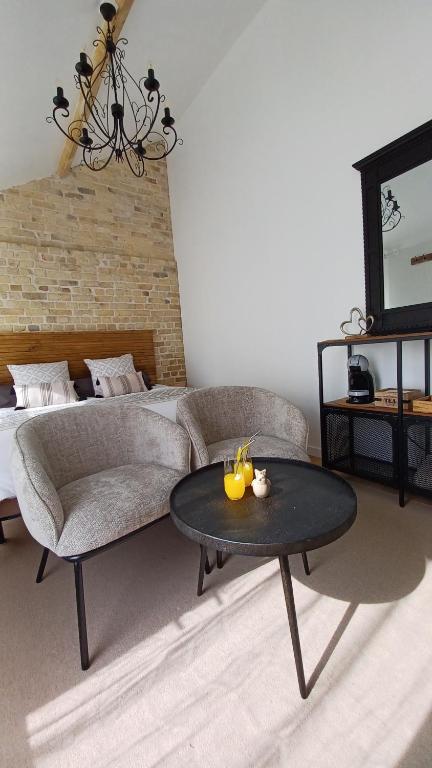 - un salon avec un lit et une table basse dans l'établissement La Carte Postale, à Oye-Plage