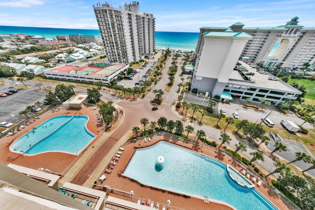 Der Swimmingpool an oder in der Nähe von Ariel Dunes I Unit 1209 Gulf view