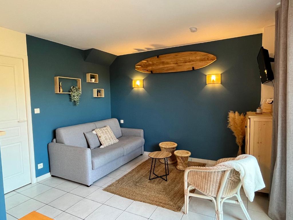un salon avec un canapé et une table dans l'établissement Maison 6 personnes - Piscines, Tennis, Golf & Plage, à Talmont-Saint-Hilaire