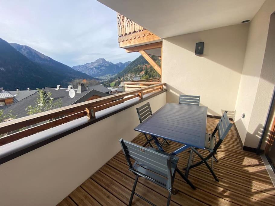 Una mesa y sillas en un balcón con vista. en Perle de Savoie A203, en Châtel