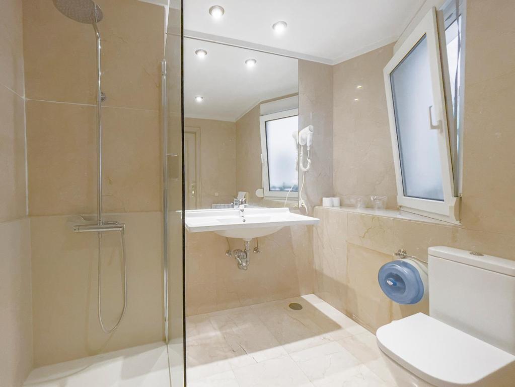 Kúpeľňa v ubytovaní Hostal Rodas Pamplona