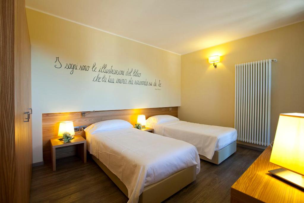 Postel nebo postele na pokoji v ubytování Harmony Suite Hotel