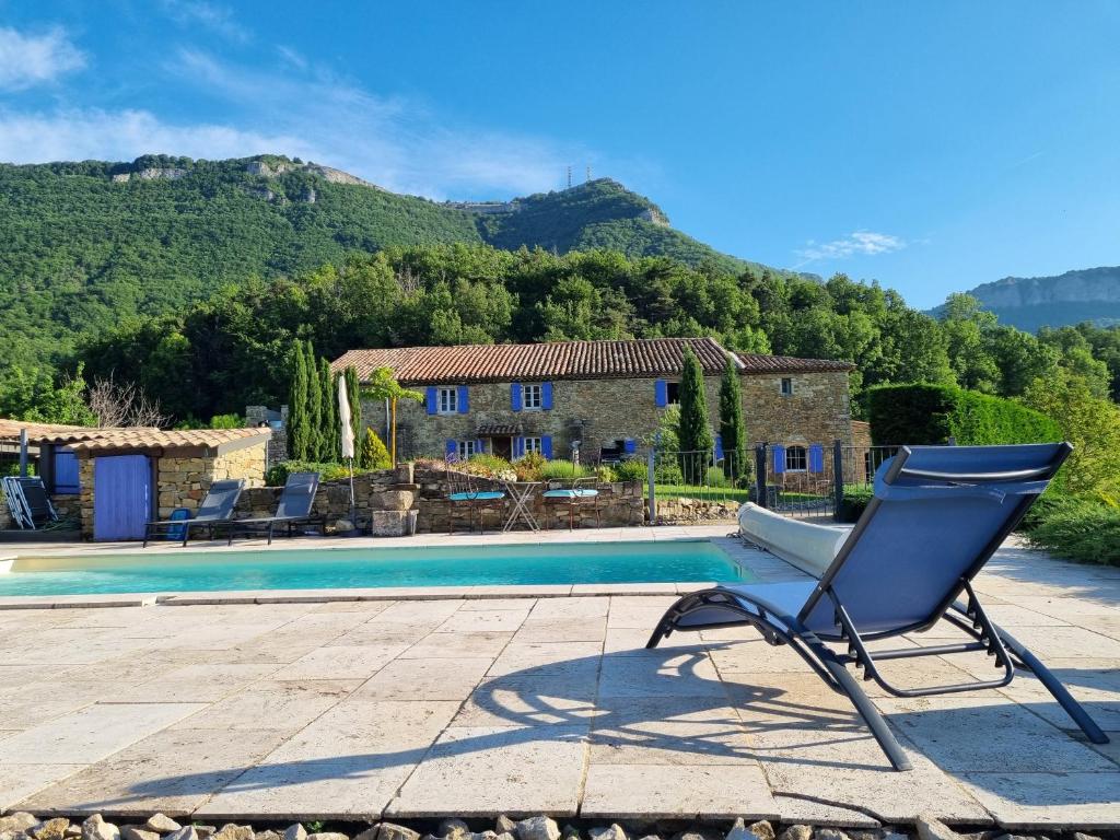 une chaise bleue assise à côté d'une piscine dans l'établissement Chambres d'hôtes Le St Maurice, à Truinas