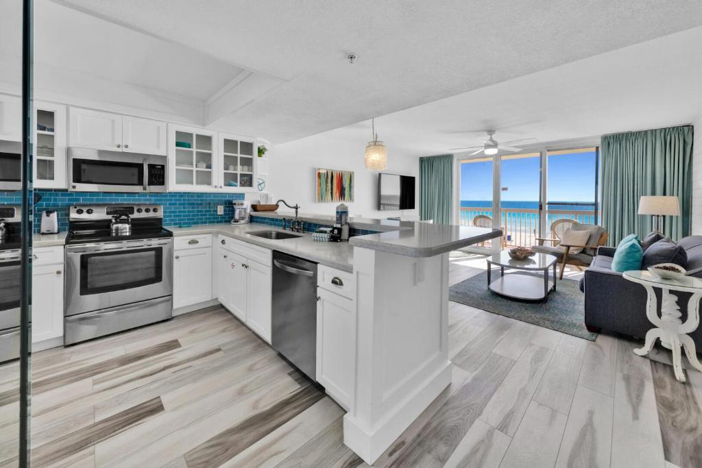 Cucina o angolo cottura di Beautiful Updated Pelican Beach Unit!!!