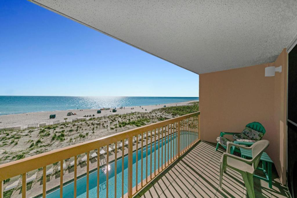 einen Balkon mit Blick auf den Strand in der Unterkunft Beautiful Updated Pelican Beach Unit!!! in Destin