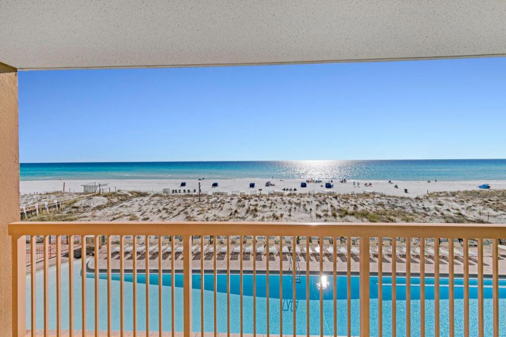 einen Balkon mit Blick auf den Strand in der Unterkunft Beautiful Updated Pelican Beach Unit!!! in Destin