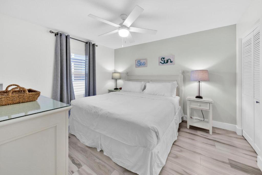 Letto o letti in una camera di Beautiful Updated Pelican Beach Unit!!!