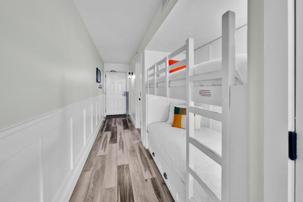 Küche&#47;Küchenzeile in der Unterkunft Beautiful Updated Pelican Beach Unit!!!
