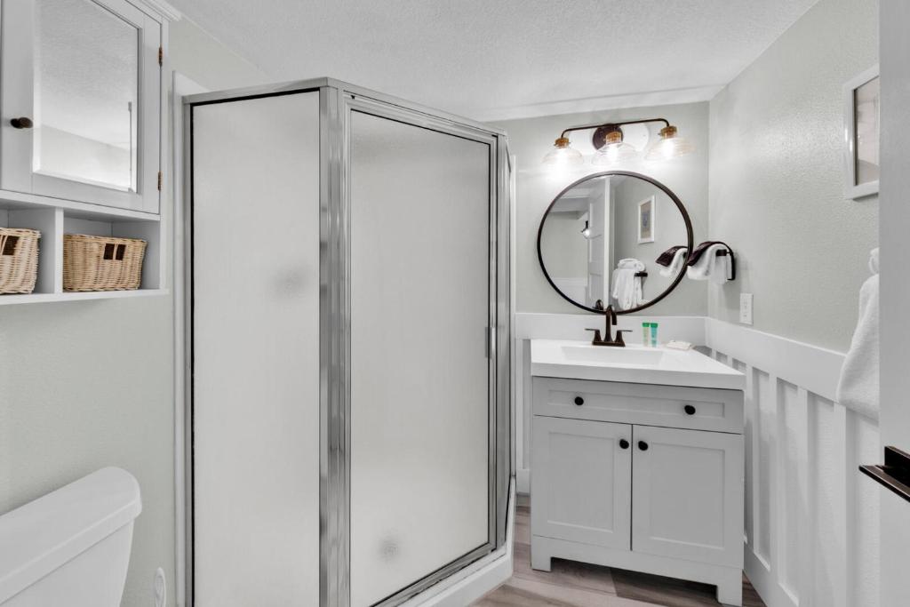 Ein Badezimmer in der Unterkunft Beautiful Updated Pelican Beach Unit!!!