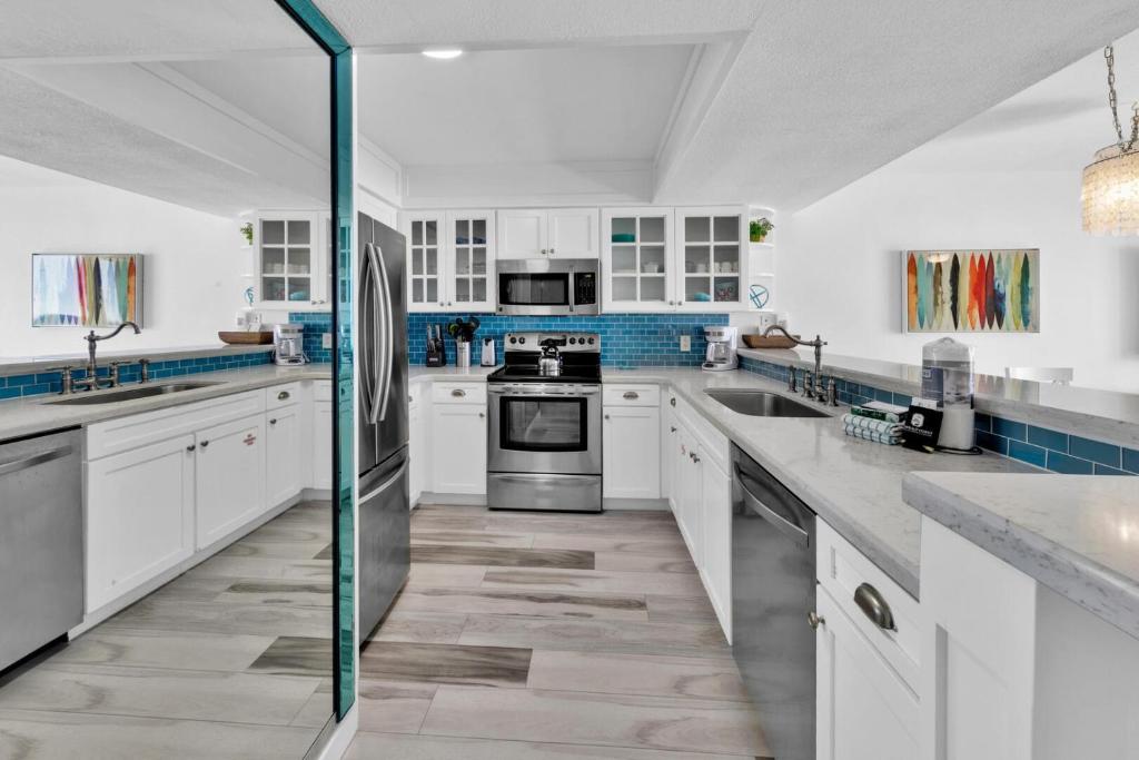 Cucina o angolo cottura di Beautiful Updated Pelican Beach Unit!!!