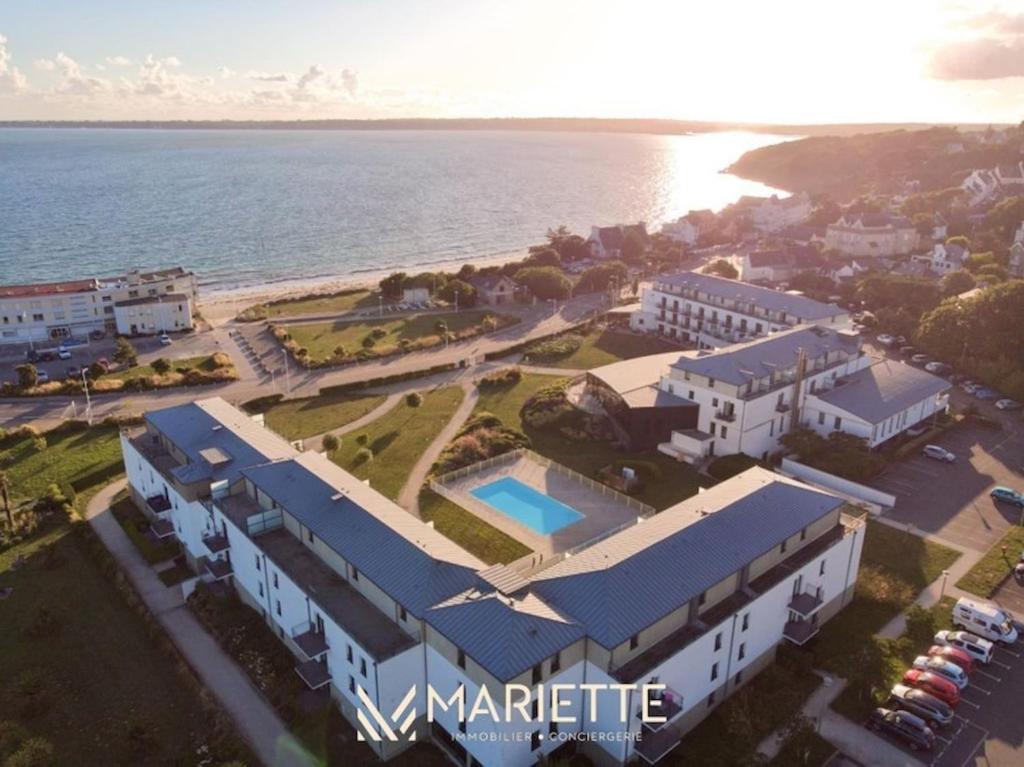 une vue aérienne d'un bâtiment à côté de l'océan dans l'établissement -YSA- VUE MER - parc de la thalasso avec piscine, à Concarneau