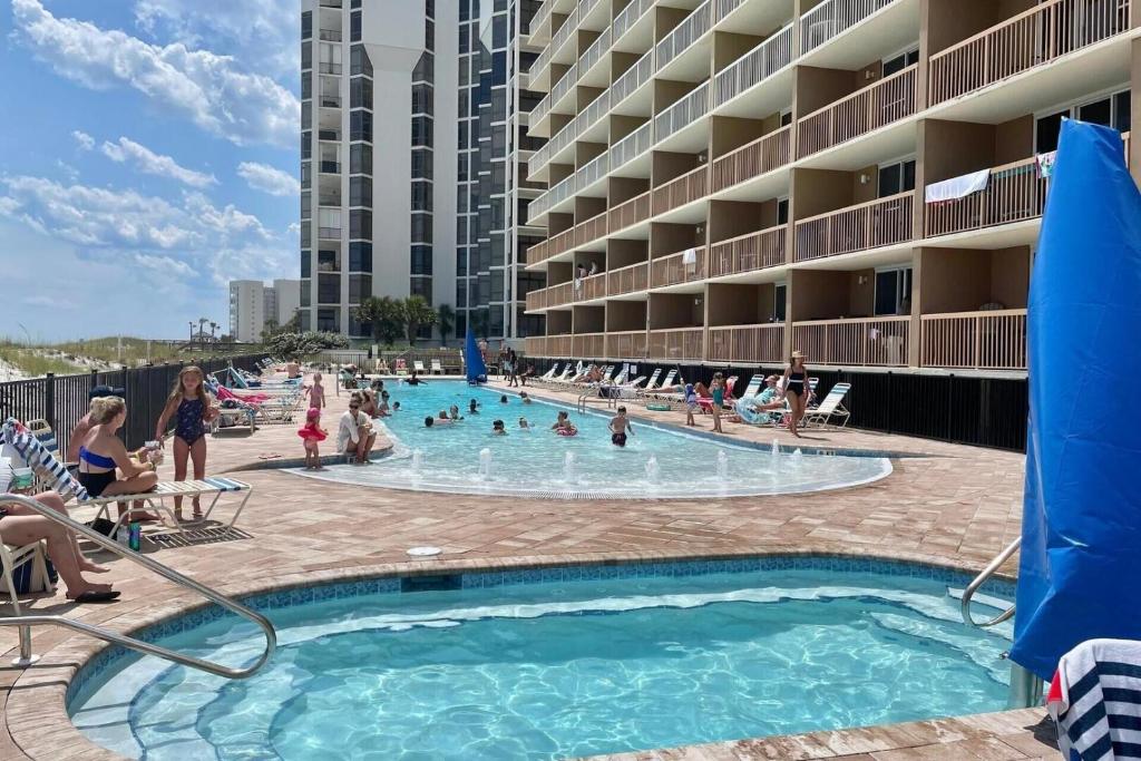 Der Swimmingpool an oder in der Nähe von Beautiful Updated Pelican Beach Unit!!!