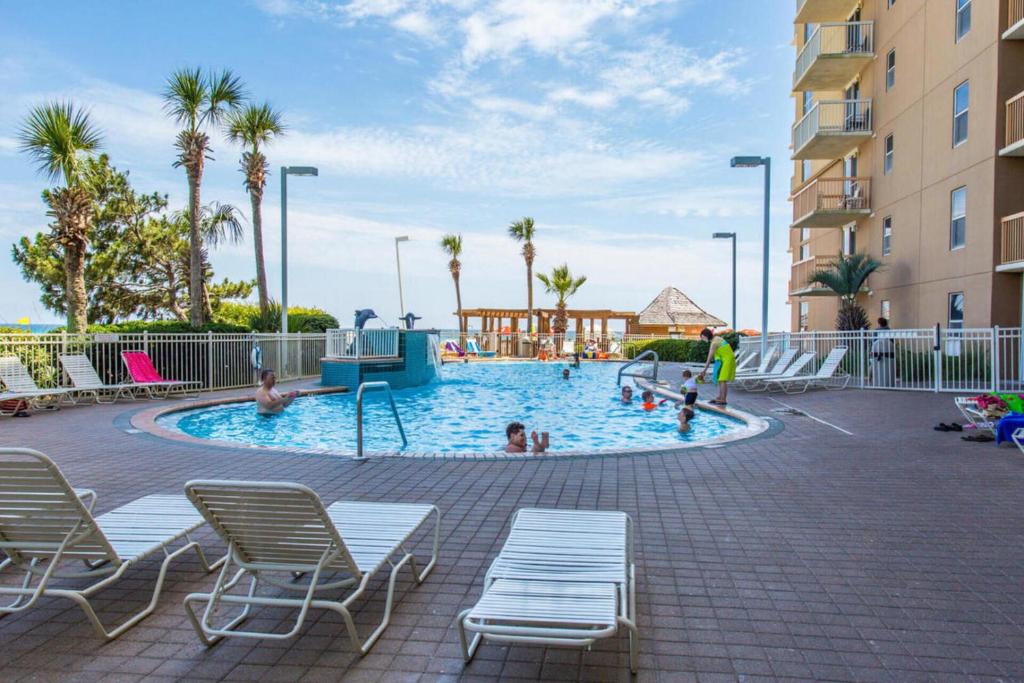 Der Swimmingpool an oder in der Nähe von Beautiful Updated Pelican Beach Unit!!!
