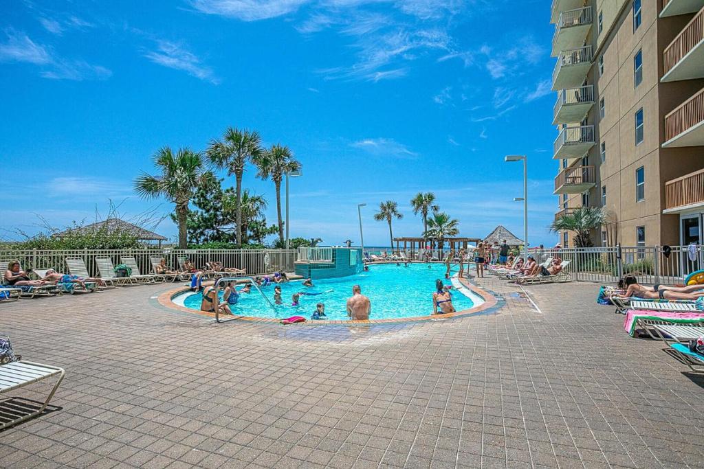 Piscina di Beautiful Updated Pelican Beach Unit!!! o nelle vicinanze