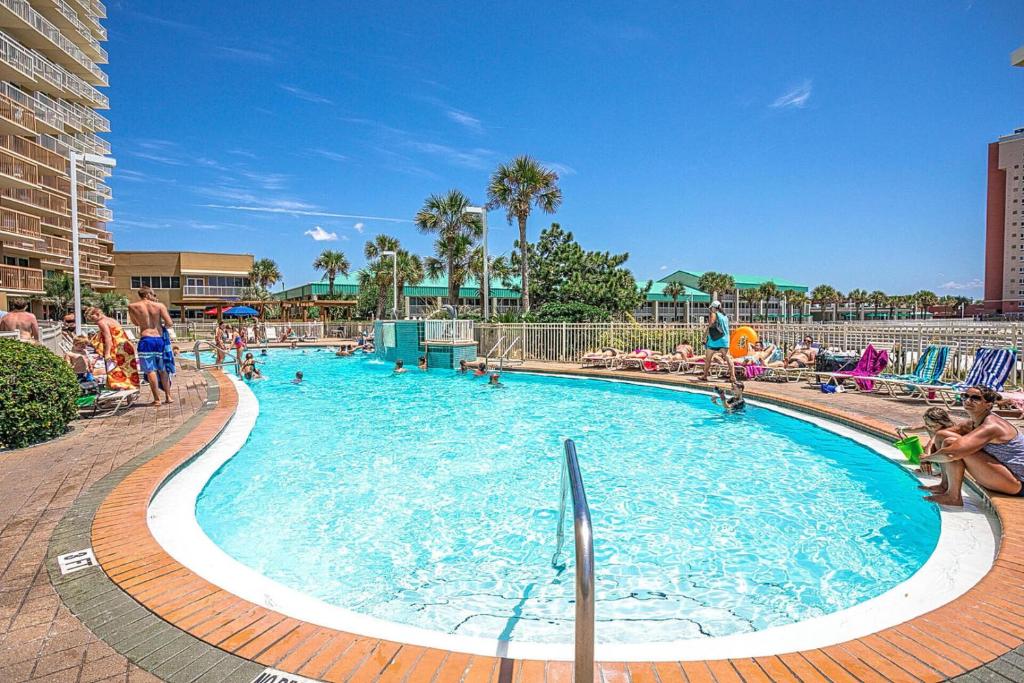 Der Swimmingpool an oder in der Nähe von Beautiful Updated Pelican Beach Unit!!!
