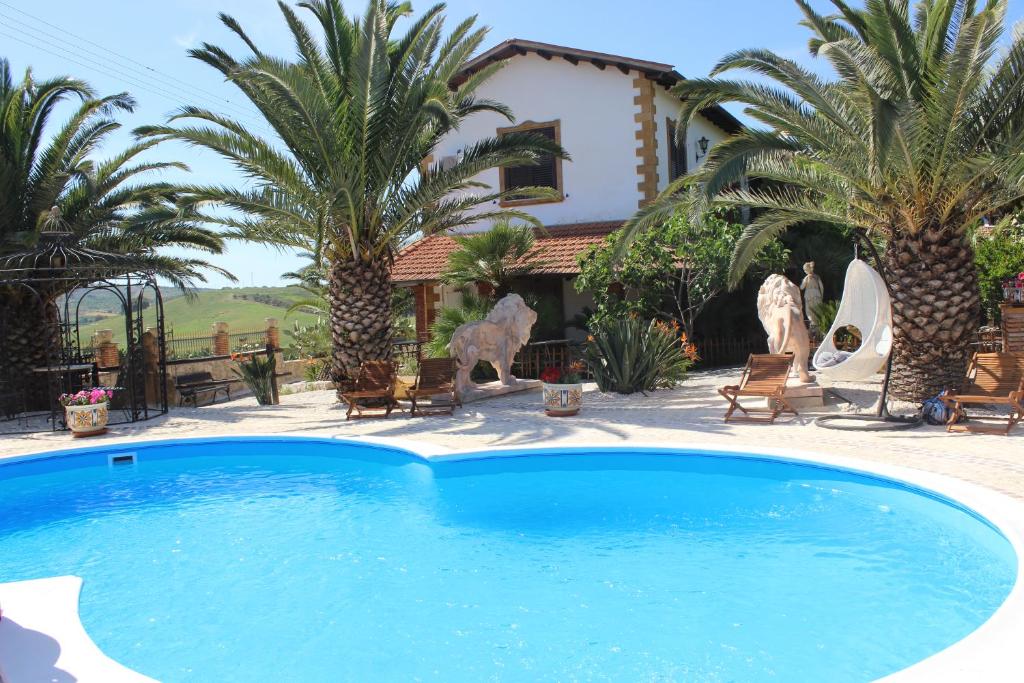 The swimming pool at or close to Agriturismo Reggia Saracena