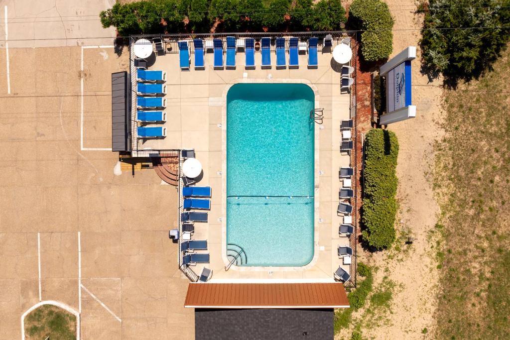 Bazén v ubytování Dolphin Oceanfront Motel - Nags Head nebo v jeho okolí