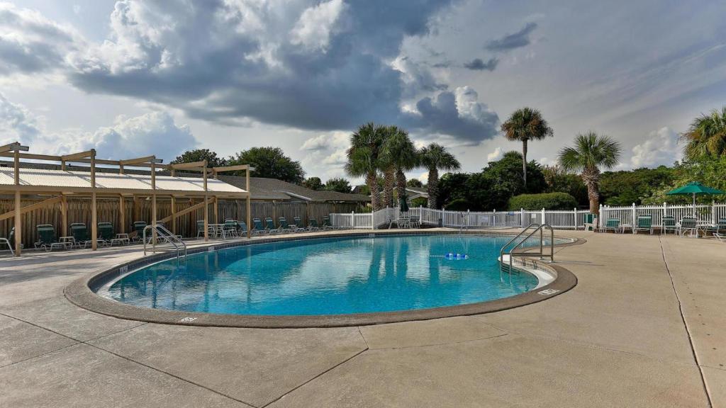 ein großer Pool in der Mitte eines Innenhofs in der Unterkunft Cozy renovated ground floor unit - Golf Villa - on the Golf Course in Destin