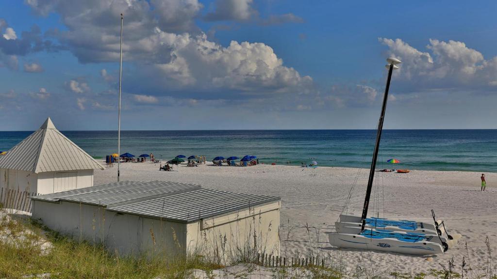 ein Strand mit einem Boot am Strand in der Unterkunft Cozy renovated ground floor unit - Golf Villa - on the Golf Course in Destin