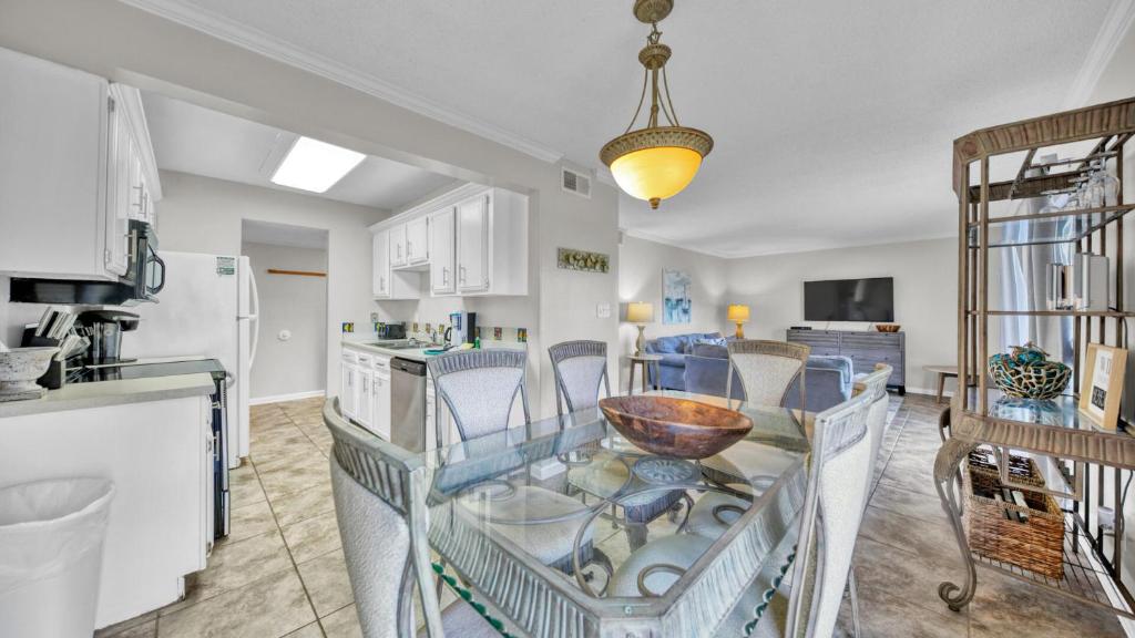 eine Küche mit einem Tisch und einer Schüssel darauf in der Unterkunft Cozy renovated ground floor unit - Golf Villa - on the Golf Course in Destin