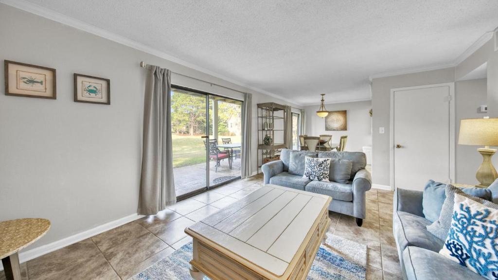 Ein Sitzbereich in der Unterkunft Cozy renovated ground floor unit - Golf Villa - on the Golf Course