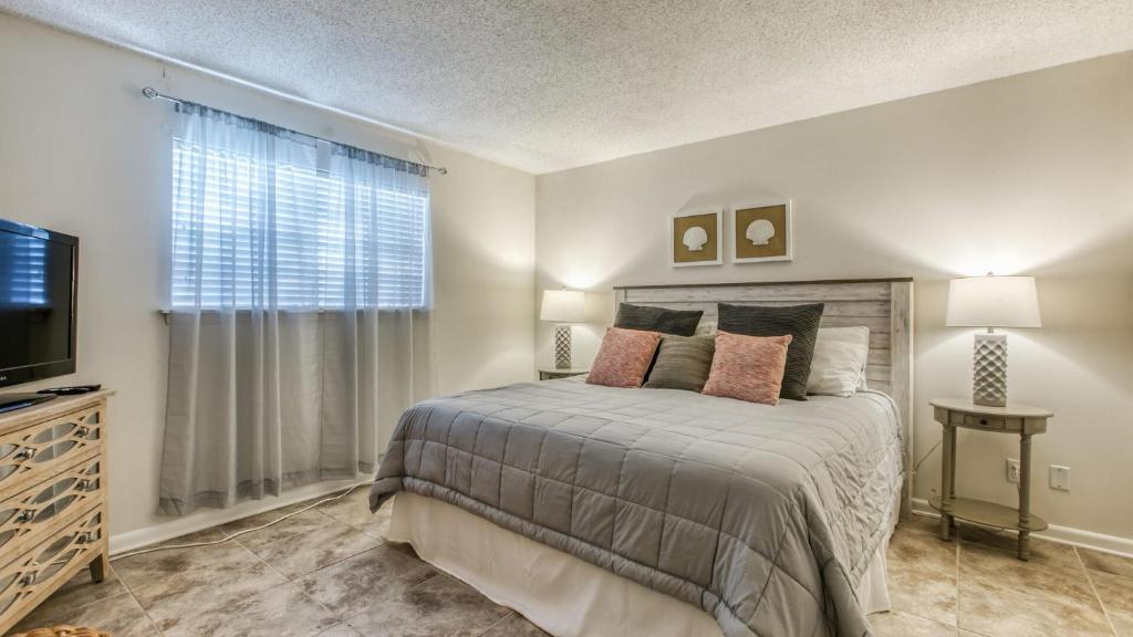 Ein Bett oder Betten in einem Zimmer der Unterkunft Cozy renovated ground floor unit - Golf Villa - on the Golf Course