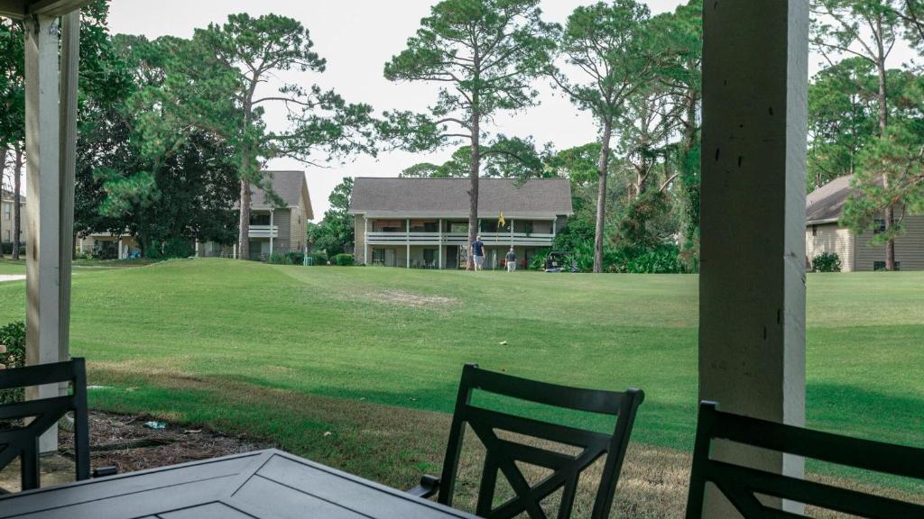Ein Garten an der Unterkunft Cozy renovated ground floor unit - Golf Villa - on the Golf Course