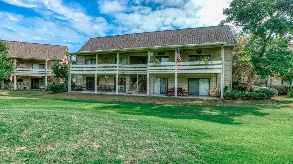 Ein Garten an der Unterkunft Cozy renovated ground floor unit - Golf Villa - on the Golf Course