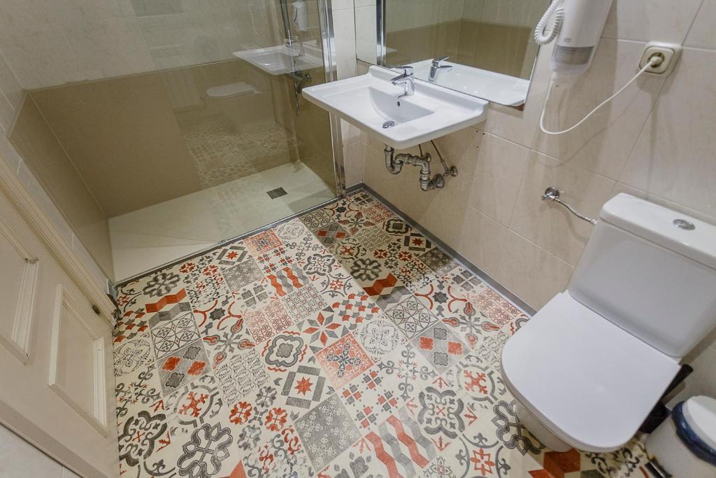 Kúpeľňa v ubytovaní Hostal Rodas Pamplona