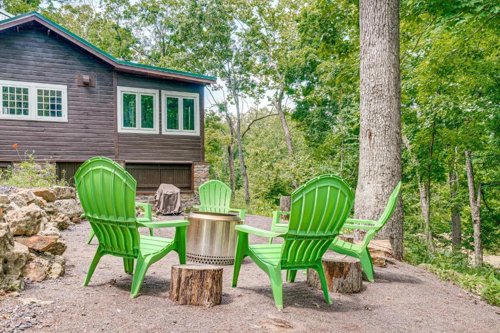three green chairs and a table in front of a house at Cozy Steelville Retreat River and Trail Access! in Steelville