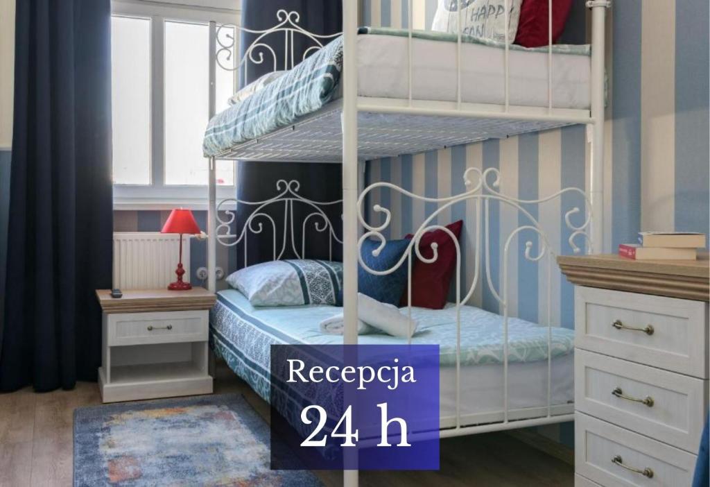 1 dormitorio con literas y un cartel que dice regoria en Hostel Night o'clock en Opole